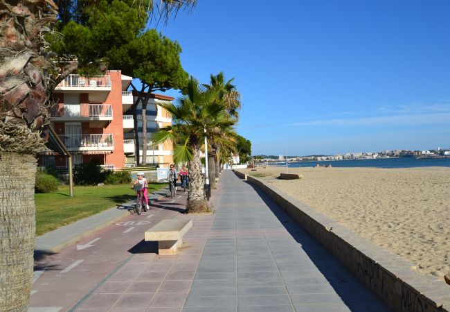 Apartamento en Cambrils - Pins i Mar:Terraza-Frente playa Cambrils-Wifi,A/C,satélite,ropa incluidos