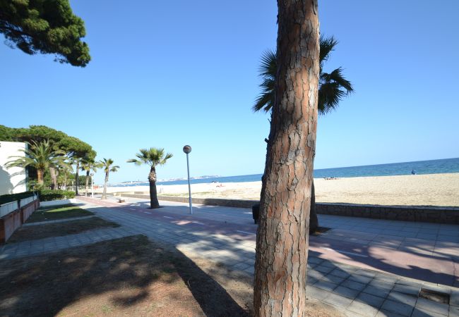 Apartamento en Cambrils - Pins i Mar:Terraza-Frente playa Cambrils-Wifi,A/C,satélite,ropa incluidos