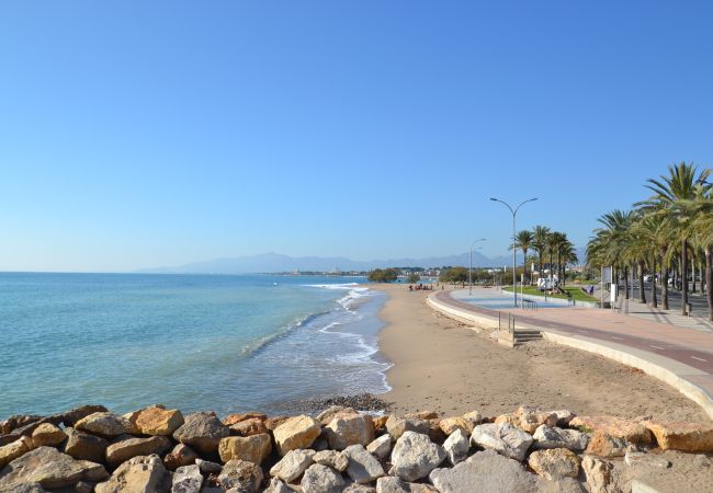 Apartamento en Cambrils - Pins i Mar:Terraza-Frente playa Cambrils-Wifi,A/C,satélite,ropa incluidos