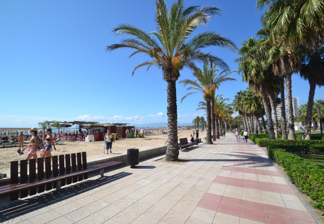 Apartamento en Cambrils - Pins i Mar:Terraza-Frente playa Cambrils-Wifi,A/C,satélite,ropa incluidos