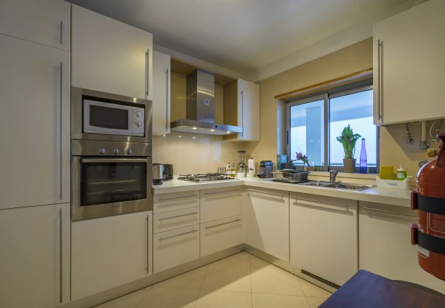 Apartamento en Sesimbra - Apartamento con vistas al mar, acceso a la piscina y parking privado en Sesimbra