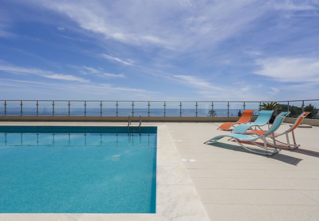 Apartamento en Sesimbra - Apartamento con vistas al mar, acceso a la piscina y parking privado en Sesimbra