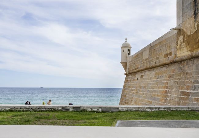 Apartamento en Sesimbra - Apartamento con vistas al mar, acceso a la piscina y parking privado en Sesimbra