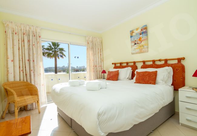 Apartamento en Ferragudo - Clube Rio | professionally cleaned | 1-bedroom apartment | amazing views across to Portimão