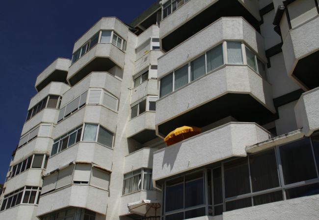 Apartamento en Costa de Caparica - Muy cómodo apartamento de un dormitorio con balcón, frente a la playa, en Costa da Caparica.