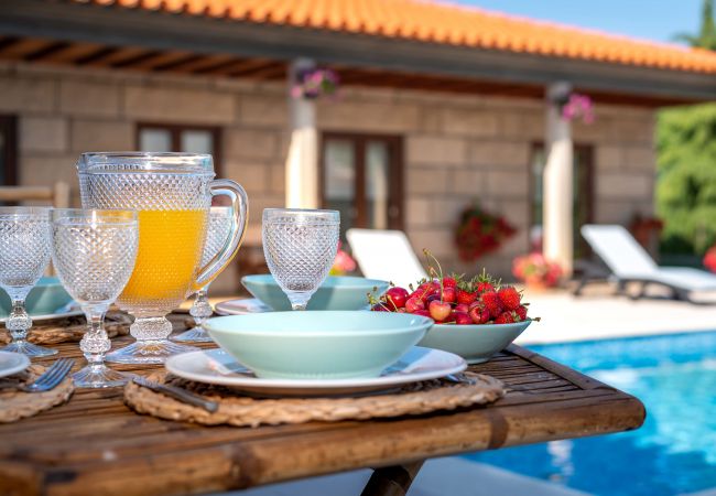 Villa en Armamar - Villa con piscina de agua salada, adaptada para familias y grupos