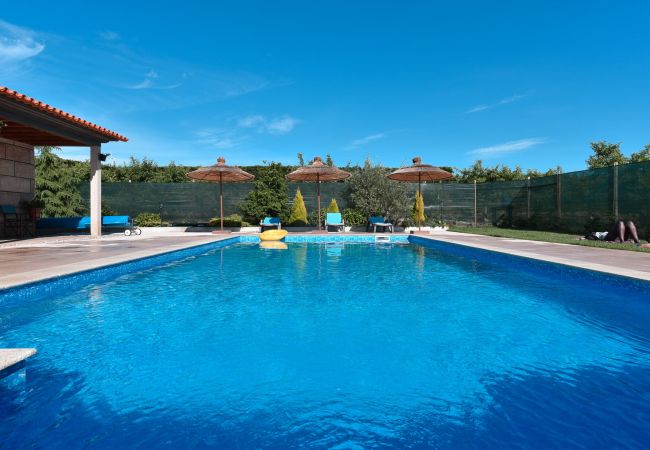 Villa en Armamar - Villa con piscina de agua salada, adaptada para familias y grupos