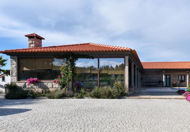 Villa en Armamar - Villa con piscina de agua salada, adaptada para familias y grupos