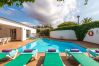 Desde la piscina podrás encontrar un espacio muy relajante en plena Cala'n Bosch en Menorca