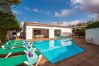 exterior de Villa Raquel en Menorca, con piscina y terraza privada