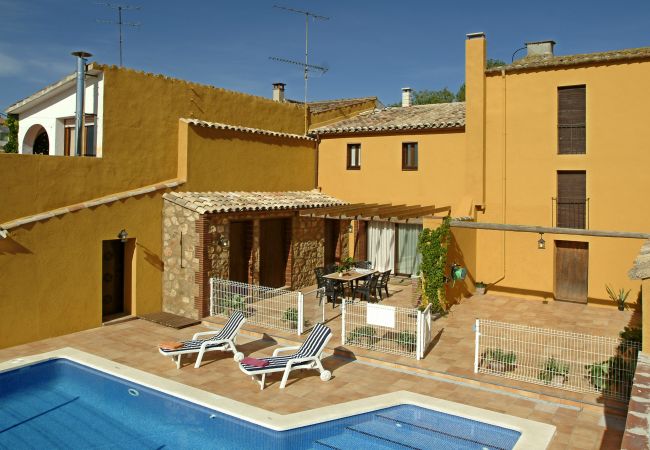 Casa rural en Avinyonet del Penedes - Casa Rural con piscina privada en el centro pueblo y cerca montañas y viñas.