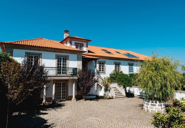 Villa en Armamar - Mansión con piscina climatizada e asador