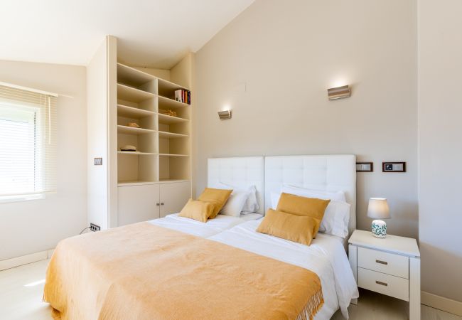 Apartamento en Mijas Costa - Calahonda del Sol | Espacioso apartamento en primera linea de playa