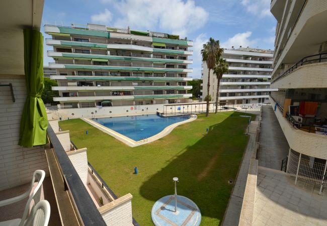 Apartamento em Salou - Riviera Park 2:Terraza vista piscina-Cerca Playas y Centro Salou-A/C y ropa incluidos