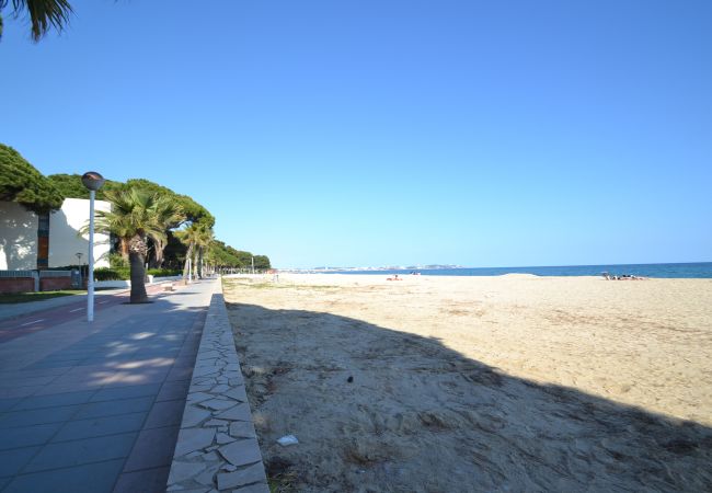 Apartamento em Cambrils - Pins i Mar:Terraza-Frente playa Cambrils-Wifi,A/C,satélite,ropa incluidos