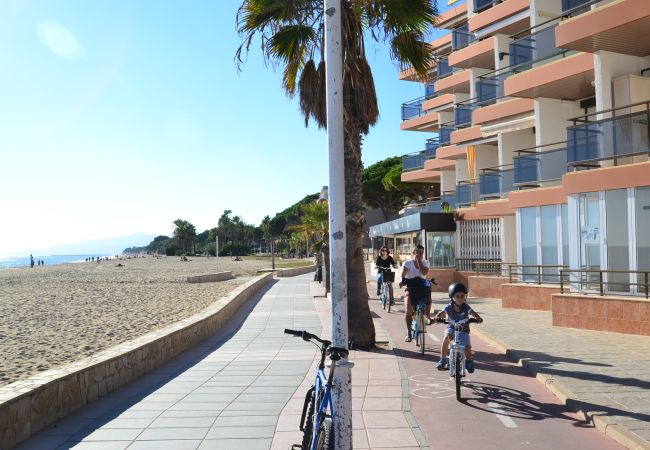 Apartamento em Cambrils - Pins i Mar:Terraza-Frente playa Cambrils-Wifi,A/C,satélite,ropa incluidos