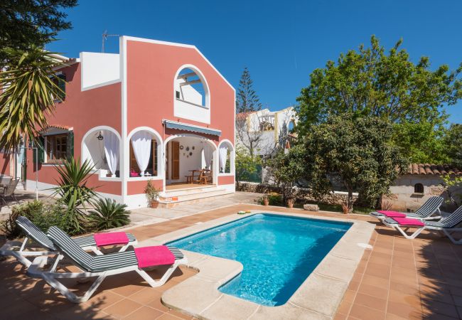 Villa em Ciutadella de Menorca - Cómoda villa privada en la urbanización de Calan Blanes, situada en zona residencial muy tranquila. Piscina privada.