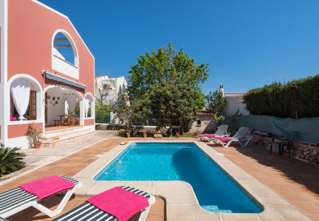 Villa em Ciutadella de Menorca - Cómoda villa privada en la urbanización de Calan Blanes, situada en zona residencial muy tranquila. Piscina privada.