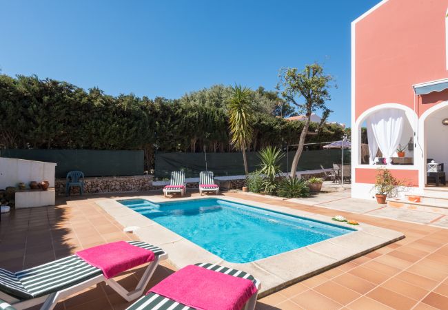 Villa em Ciutadella de Menorca - Cómoda villa privada en la urbanización de Calan Blanes, situada en zona residencial muy tranquila. Piscina privada.