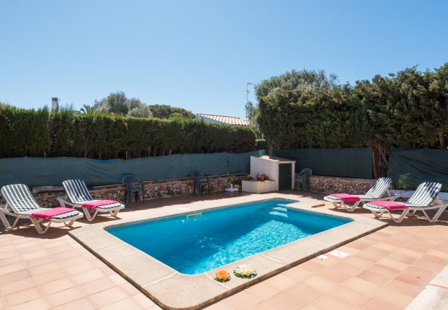 Villa em Ciutadella de Menorca - Cómoda villa privada en la urbanización de Calan Blanes, situada en zona residencial muy tranquila. Piscina privada.