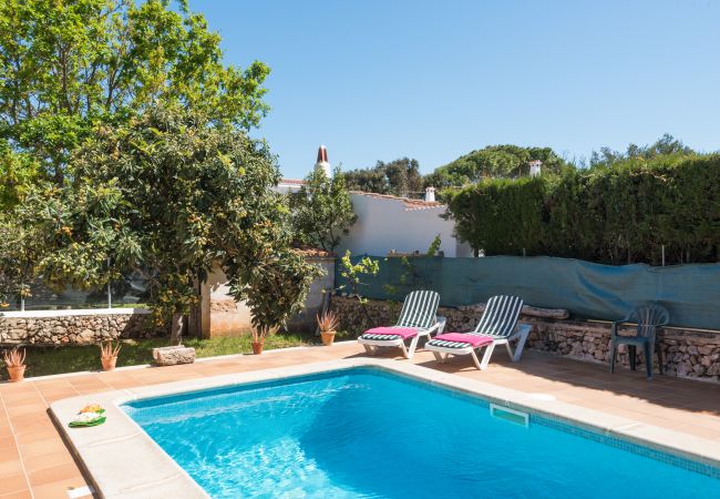 Villa em Ciutadella de Menorca - Cómoda villa privada en la urbanización de Calan Blanes, situada en zona residencial muy tranquila. Piscina privada.