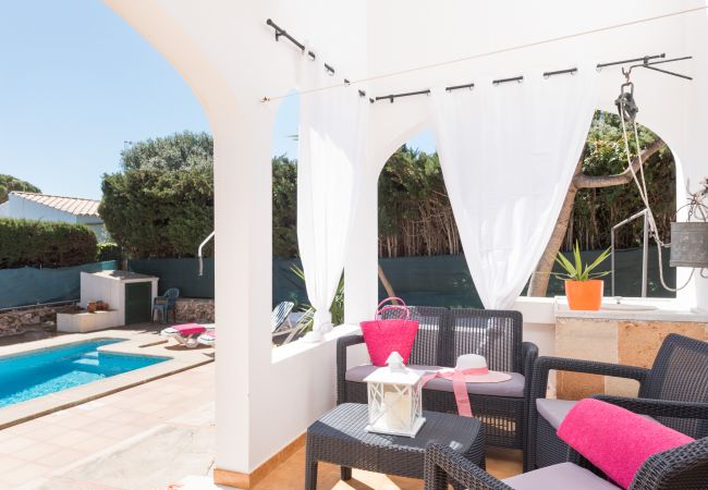 Villa em Ciutadella de Menorca - Cómoda villa privada en la urbanización de Calan Blanes, situada en zona residencial muy tranquila. Piscina privada.