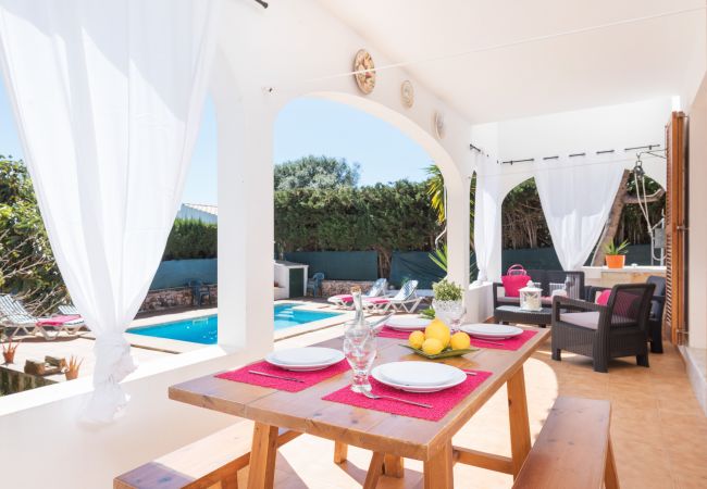 Villa em Ciutadella de Menorca - Cómoda villa privada en la urbanización de Calan Blanes, situada en zona residencial muy tranquila. Piscina privada.