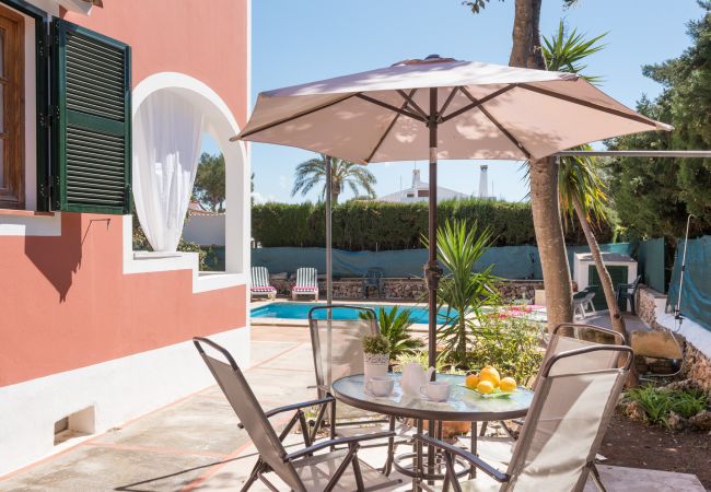 Villa em Ciutadella de Menorca - Cómoda villa privada en la urbanización de Calan Blanes, situada en zona residencial muy tranquila. Piscina privada.