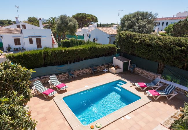 Villa em Ciutadella de Menorca - Cómoda villa privada en la urbanización de Calan Blanes, situada en zona residencial muy tranquila. Piscina privada.