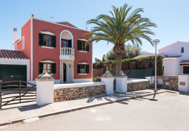 Villa em Ciutadella de Menorca - Cómoda villa privada en la urbanización de Calan Blanes, situada en zona residencial muy tranquila. Piscina privada.