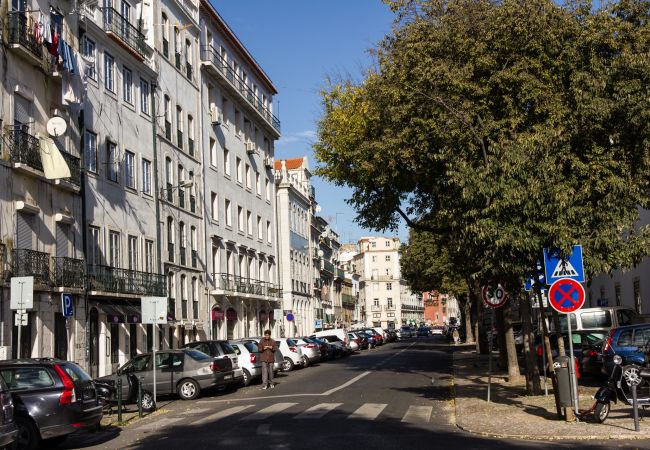 Apartamento em Lisboa - Apartamento confortável com vista rio e ar-condicionado, totalmente equipado, muito perto do centro de Lisboa no tradicional bairro de Alfama.