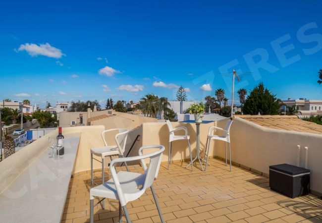 Villa em Carvoeiro - Casa Prazeres | limpeza profissional | casa de 4 quartos | piscina aquecida*| perto de Carvoeiro e comodidades