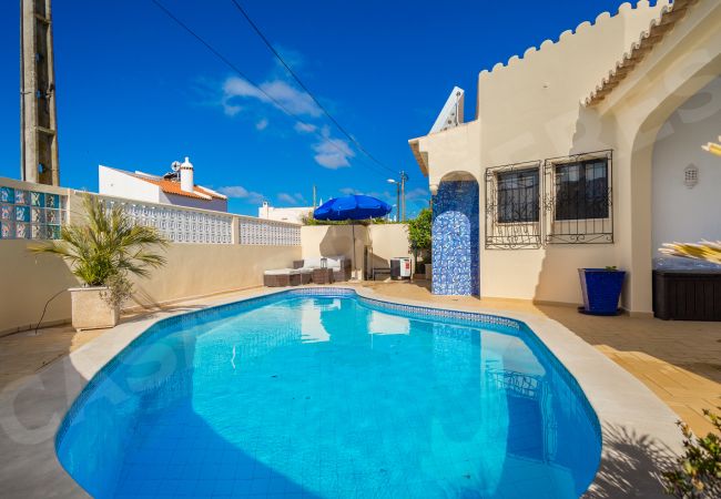 Villa em Carvoeiro - Casa Prazeres | limpeza profissional | casa de 4 quartos | piscina aquecida*| perto de Carvoeiro e comodidades