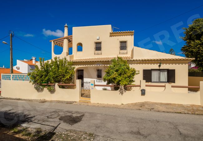 Villa em Carvoeiro - Casa Prazeres | limpeza profissional | casa de 4 quartos | piscina aquecida*| perto de Carvoeiro e comodidades