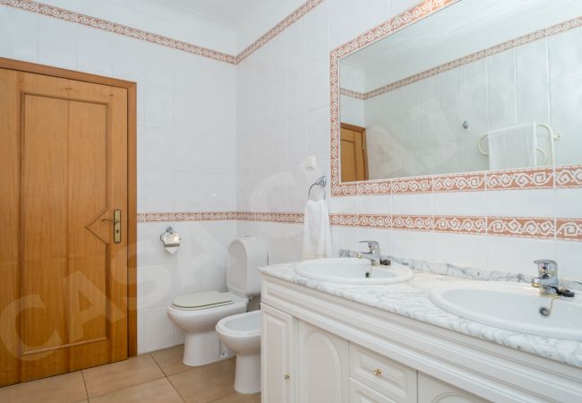 Villa em Budens - Casa Clajon | limpeza profissional | moradia com 4 quartos | piscina privada aquecida* | em campo de golfe