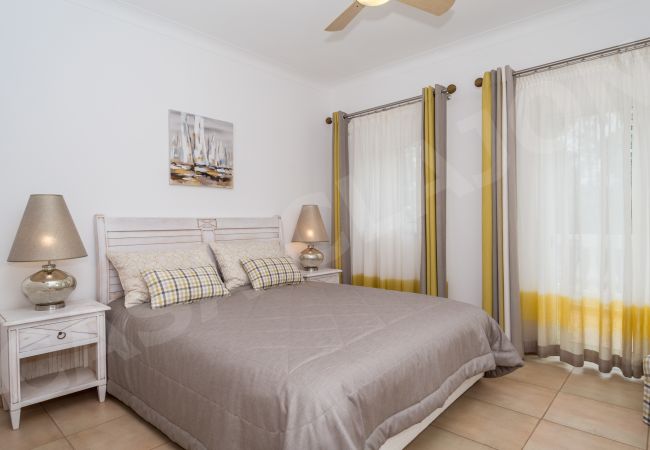 Villa em Budens - Casa Clajon | limpeza profissional | moradia com 4 quartos | piscina privada aquecida* | em campo de golfe