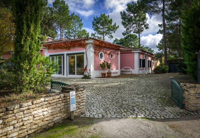 Villa em Sesimbra - Villa privada no condomínio de Golfe da Quinta do Peru com piscina e capacidade para 10pax