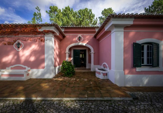 Villa em Sesimbra - Villa privada no condomínio de Golfe da Quinta do Peru com piscina e capacidade para 10pax