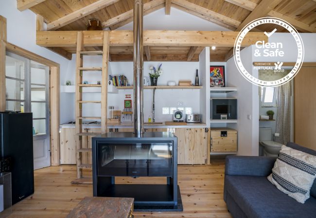 Chalet em Cascais - Apartamento confortável, totalmente equipado, com um quarto e jardim exterior em Cascais.