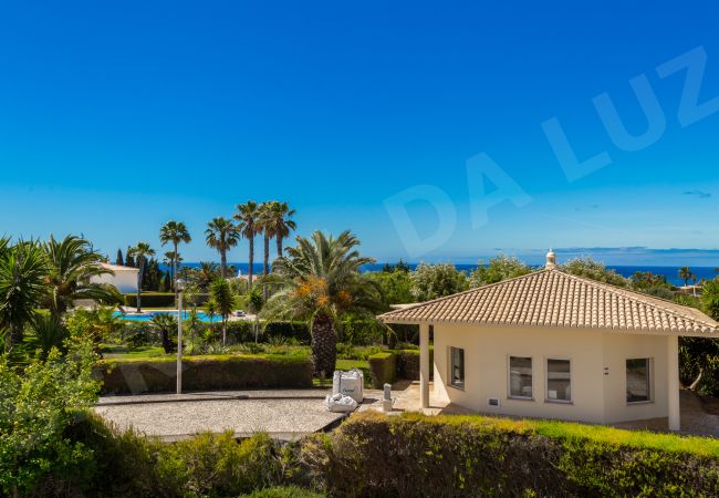 Villa em Luz - Villa Serena da Luz | limpeza profissional | casa de 4 quartos | baloiços e escorrega para crianças | piscina aquecida*