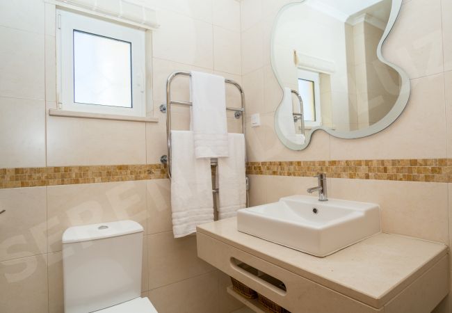 Villa em Luz - Villa Serena da Luz | limpeza profissional | casa de 4 quartos | baloiços e escorrega para crianças | piscina aquecida*