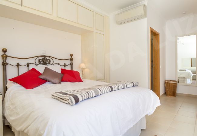 Villa em Luz - Villa Serena da Luz | limpeza profissional | casa de 4 quartos | baloiços e escorrega para crianças | piscina aquecida*