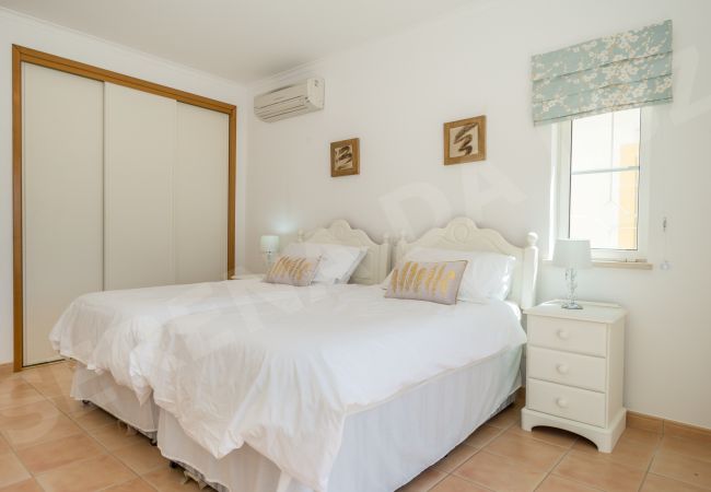 Villa em Luz - Villa Serena da Luz | limpeza profissional | casa de 4 quartos | baloiços e escorrega para crianças | piscina aquecida*