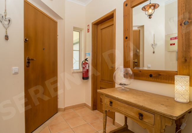 Villa em Luz - Villa Serena da Luz | limpeza profissional | casa de 4 quartos | baloiços e escorrega para crianças | piscina aquecida*