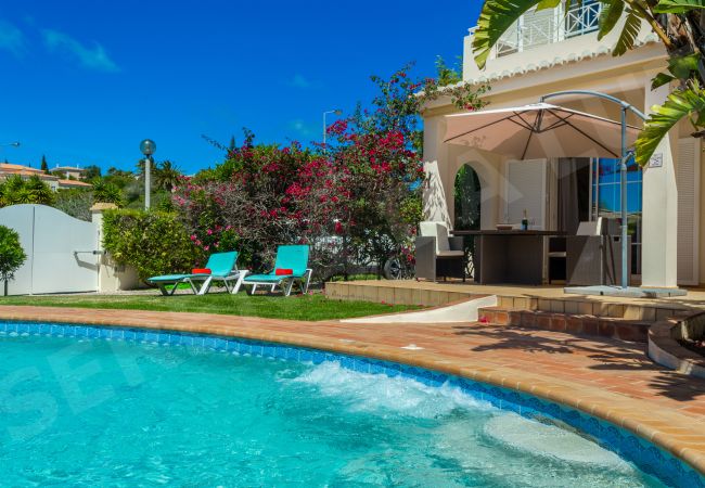 Villa em Luz - Villa Serena da Luz | limpeza profissional | casa de 4 quartos | baloiços e escorrega para crianças | piscina aquecida*