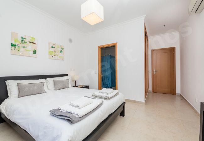 Apartamento em Lagos - Apartment Mos | limpeza profissional | apartamento de 2 quartos de segundo andar | piscina comum