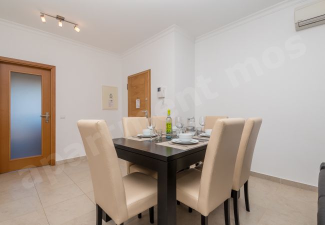 Apartamento em Lagos - Apartment Mos | limpeza profissional | apartamento de 2 quartos de segundo andar | piscina comum