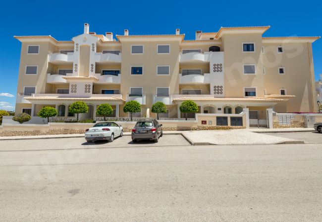 Apartamento em Lagos - Apartment Mos | limpeza profissional | apartamento de 2 quartos de segundo andar | piscina comum