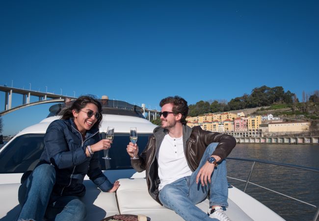 Barco em Vila Nova de Gaia - Noite a Bordo num Iate de Luxo (Rio Douro)