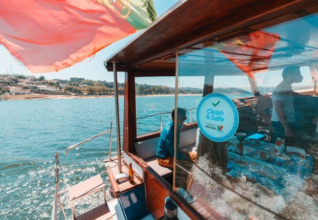 Barco em Vila Nova de Gaia - Noite a Bordo do Chris-Craft Experiência no Douro